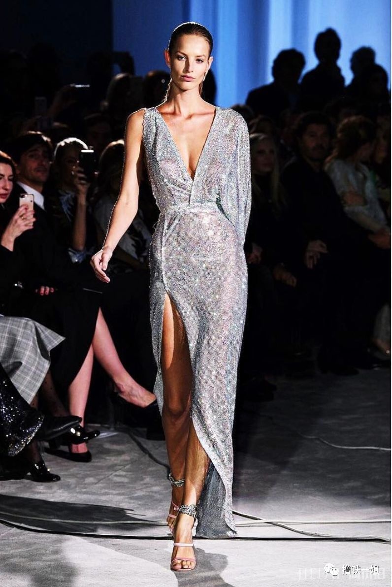 把刘雯圈成迷妹，长着大KK同款脸的她，才是维密的当家腰精！