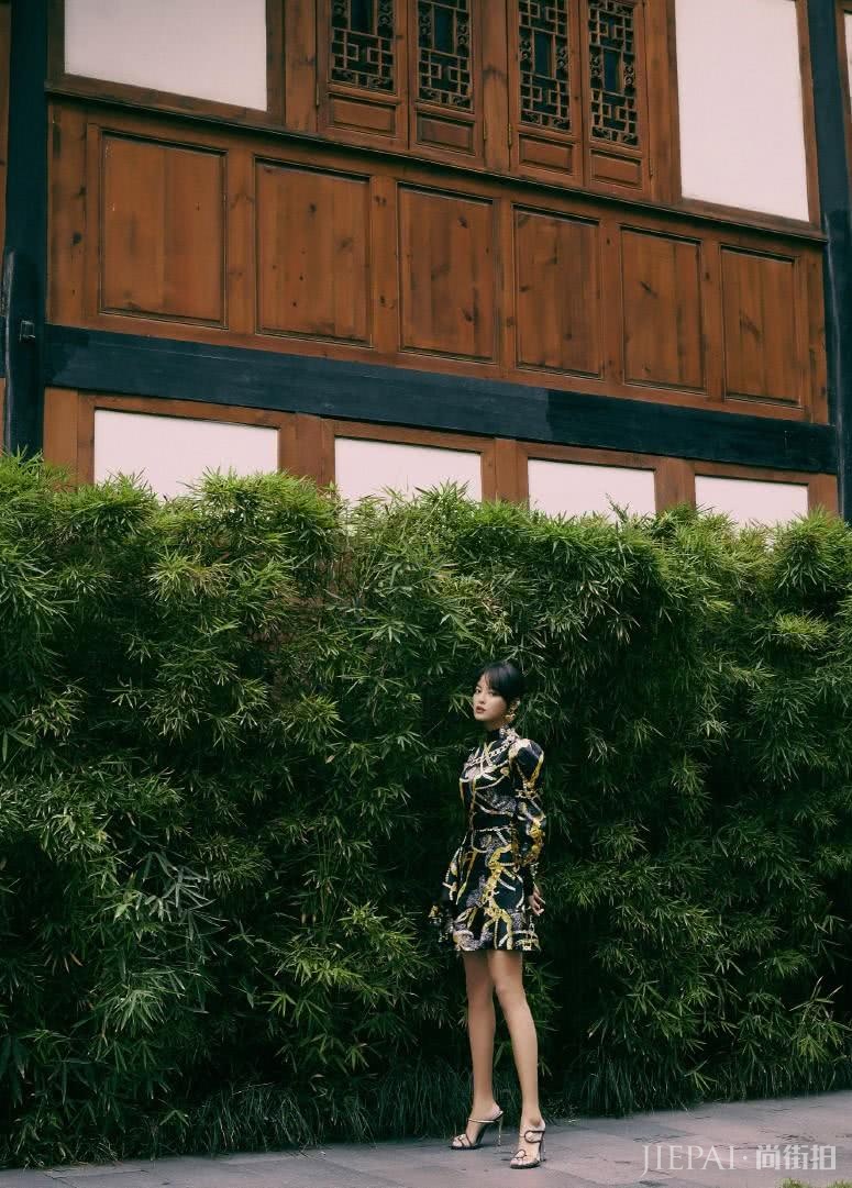 辛芷蕾超短裙上印满金链子,太有气质