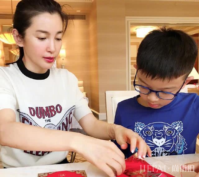 李冰冰没结婚生娃喜欢晒李雪儿女,孩子遗传家族美眼颜值高