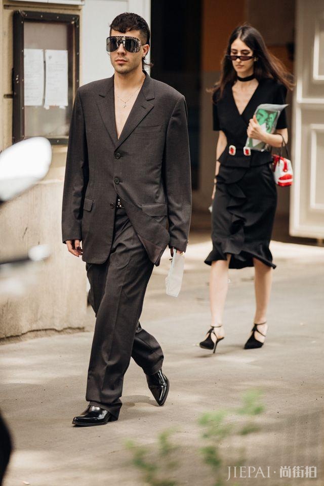 2020男装周场外街拍:女生穿男装,男人穿女装将是常态