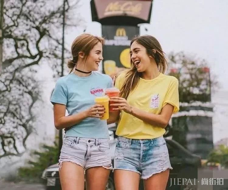 欧美街拍 今年夏天T恤这样穿又时尚还好看