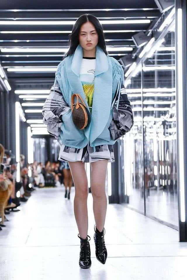 今年的流行包包居然这么怪异?鹅蛋、草筐还有塑料袋看着也让人心动