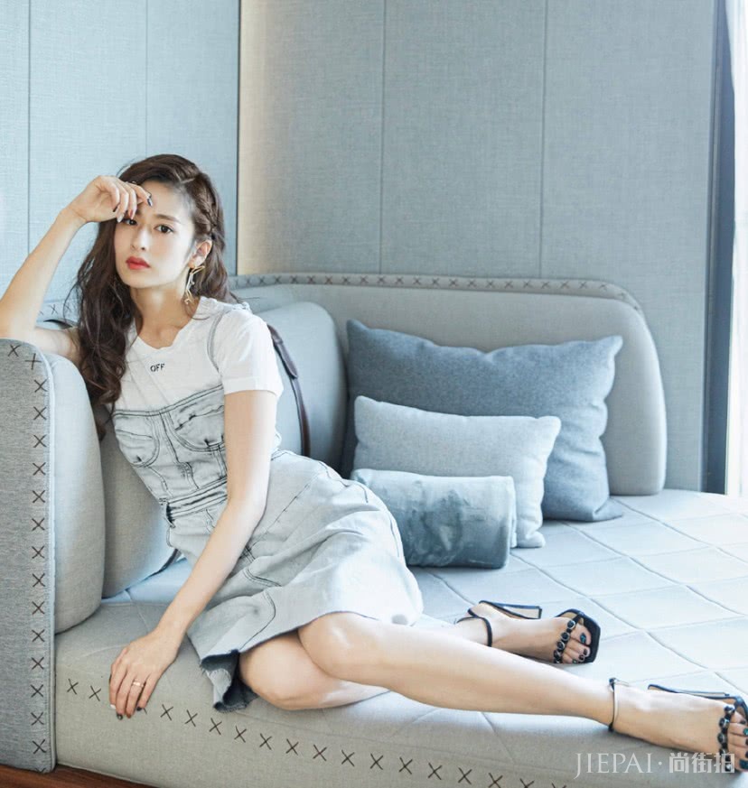 颖儿穿上今年超火的“空军一号”裙,美得像换了个人