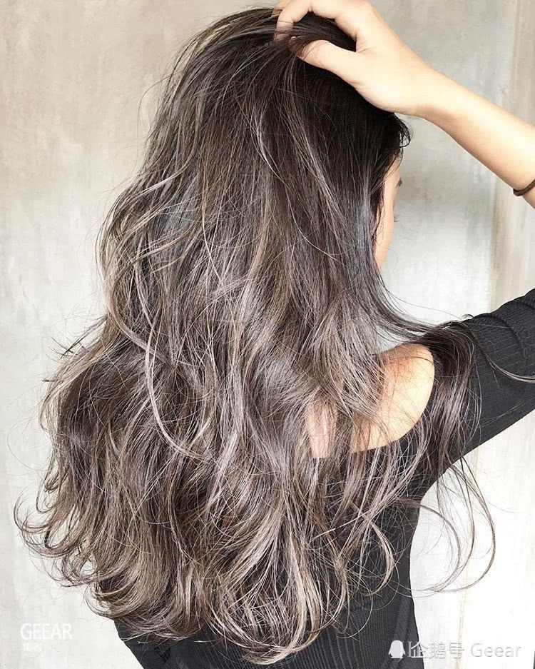 日本女生都爱上这个趋势,头发跟着这样染看起来就像自带闪光