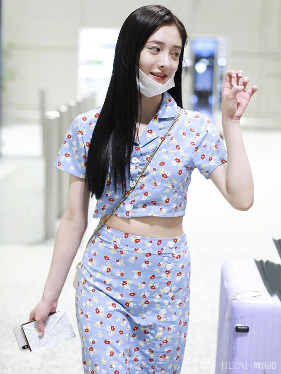 周洁琼穿“奶奶风”碎花裙秀小蛮腰，气质秒变清新