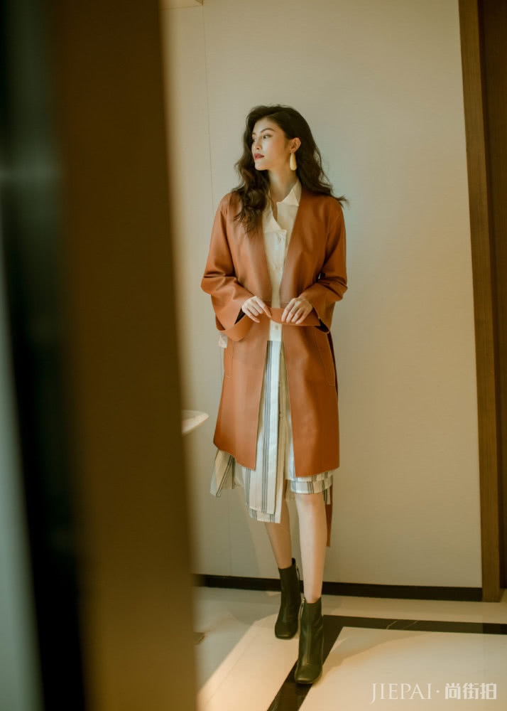 何穗公主卷发搭配衬衫连衣裙,青春靓丽又有少女感