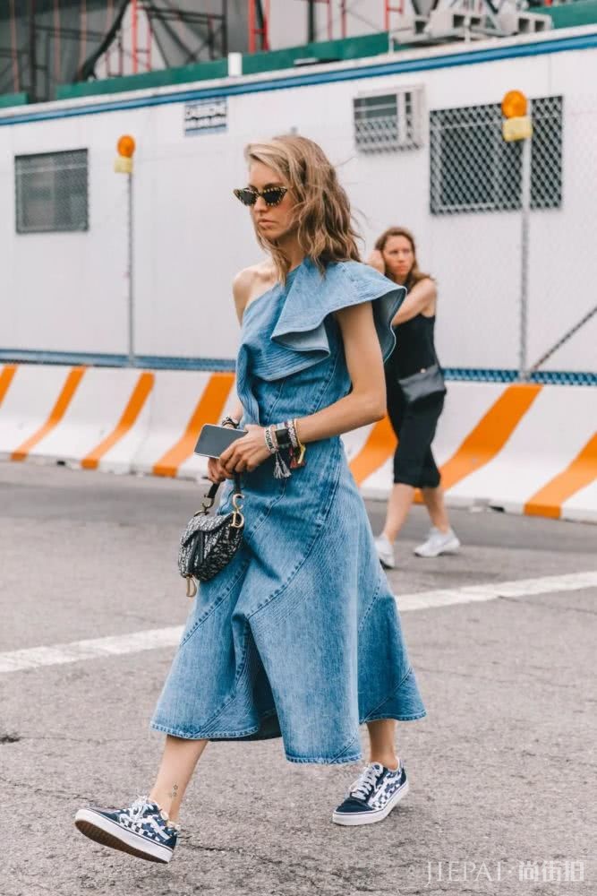 天气这么热,上街只缺一个腋下包了