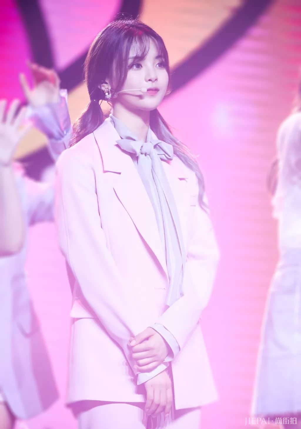 杨超越和AB同框合影完胜?黄金比例神仙颜值果然不是白来的