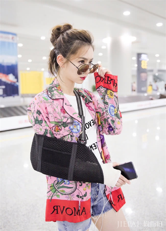 女人味十足的真丝衬衫,戚薇和李宣美穿同款,你pick谁?