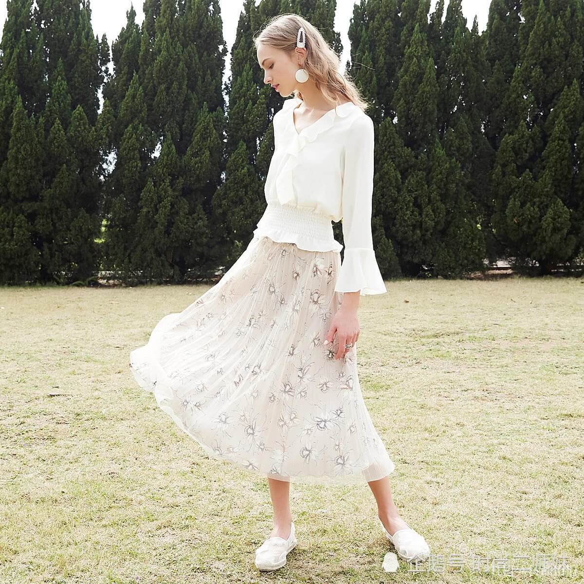 小白鞋搭配碎花和喇叭裤真的很帅气，显高还有女人味