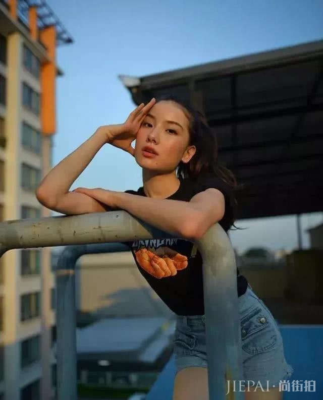 2019年火遍ins的T恤搭配,真比穿连衣裙还好看