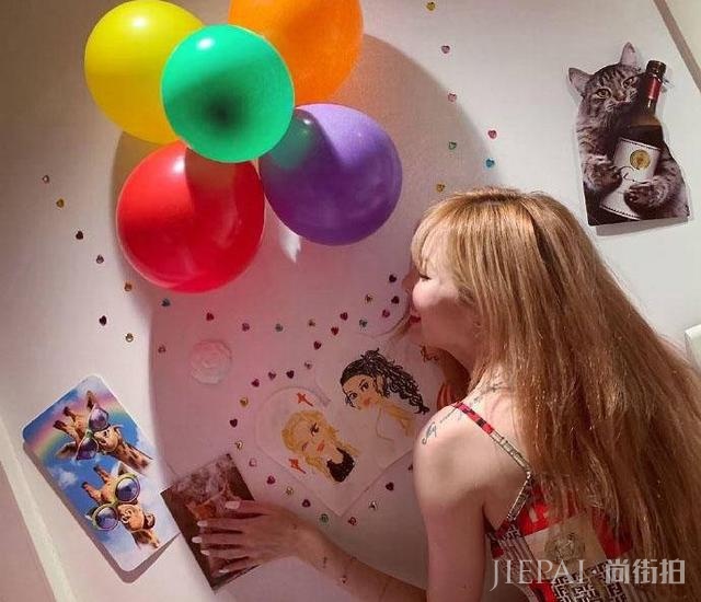 金泫雅晒庆生照开心得像孩子,与金晓钟上演花式比心被调侃像父女