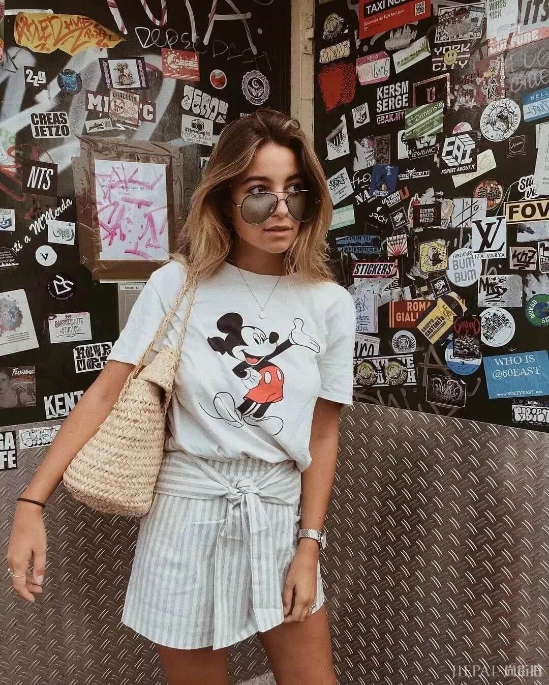 欧美街拍 今年夏天T恤这样穿又时尚还好看