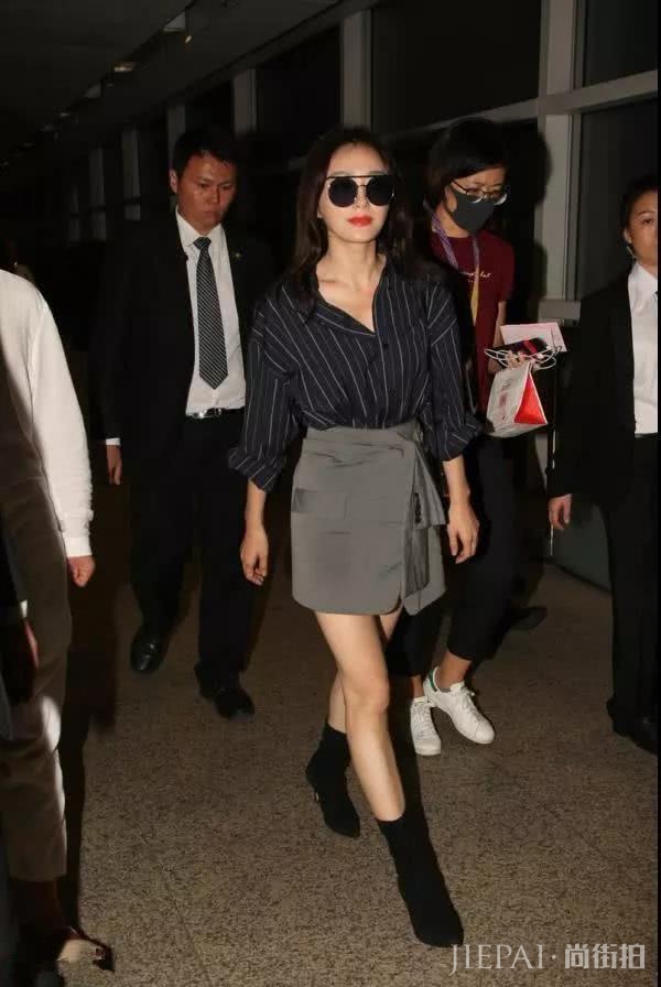 秦岚穿无袖印花连衣裙搭配水桶包,气质太好