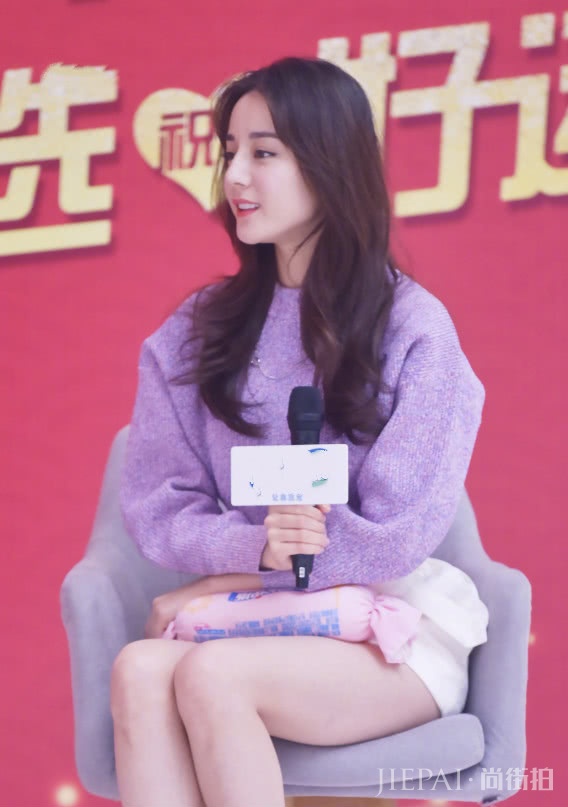 迪丽热巴穿热裤秀腿走活动，坐下用枕头遮挡