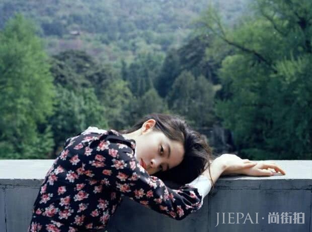 欧阳娜娜和杨超越撞衫！碎花裙配不同款鞋子，美得不分上下