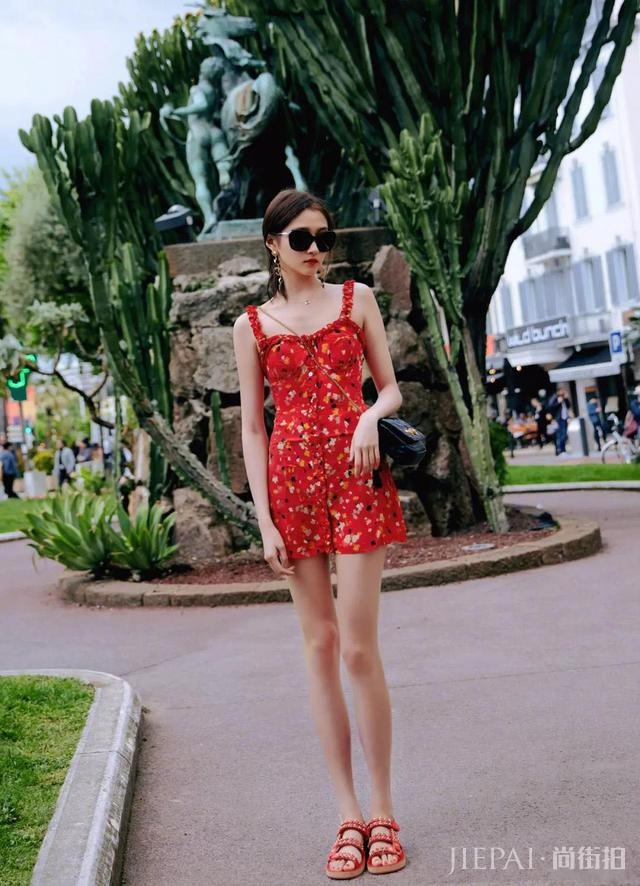 钟楚曦神仙肩颈线上热搜,穿上今夏最流行吊带太高级