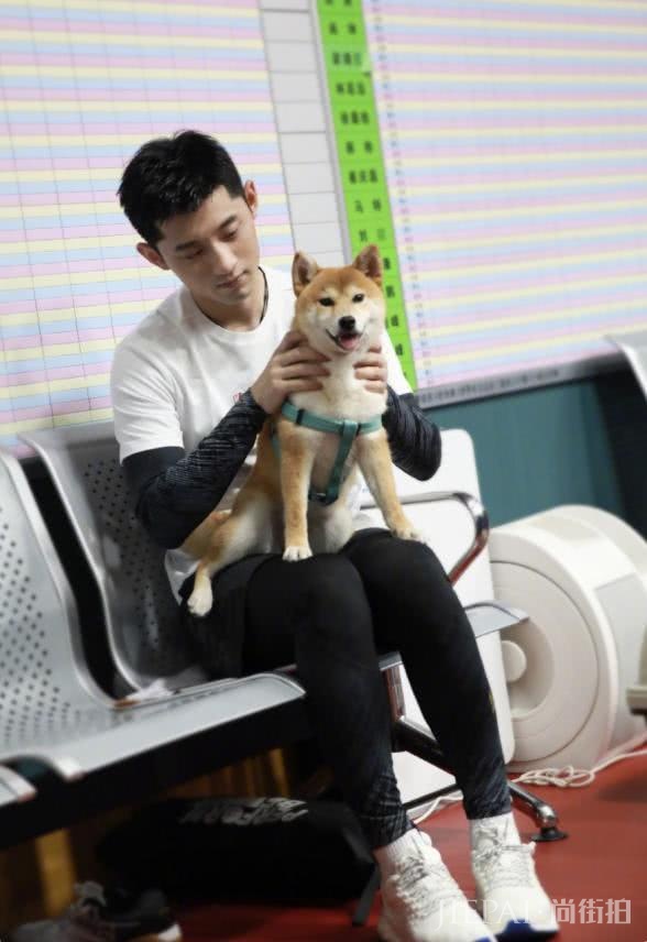 景甜与张继科分手,恋情丝毫没有影响仪态,颜值依旧身材更佳