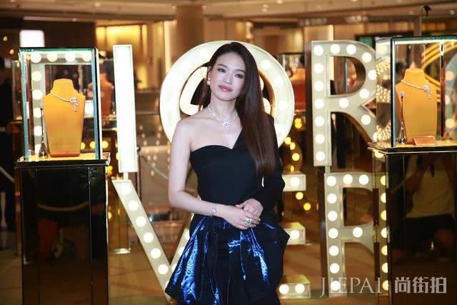 舒淇脚踩4寸高跟鞋出席活动雨天路滑不慎重摔，临危不乱赤脚离场