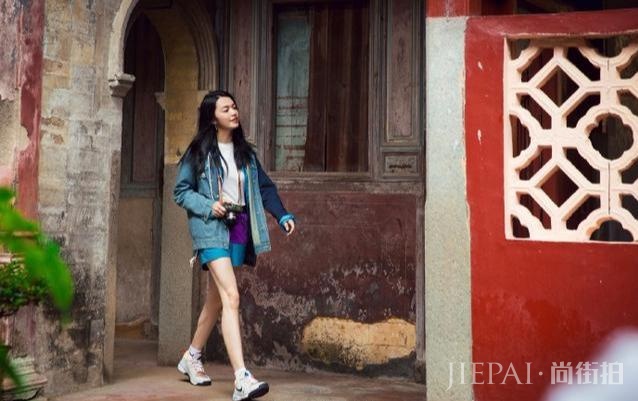 姚晨穿搭短裙短裤秀美腿,回到家乡的她让网友们羡慕!