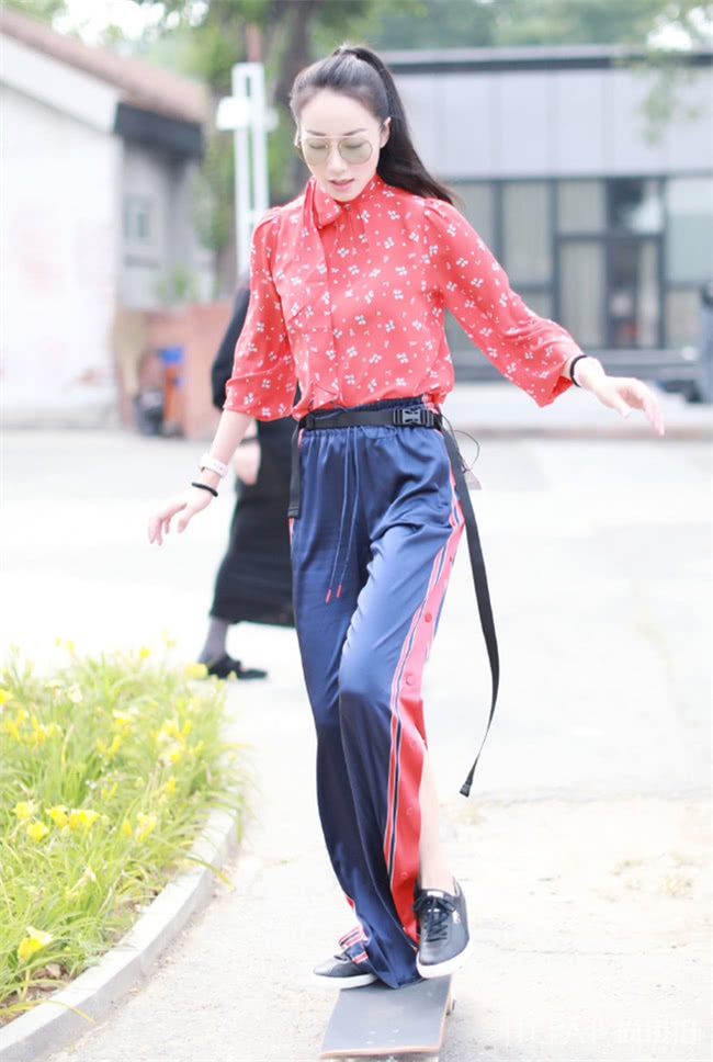 女人味十足的真丝衬衫,戚薇和李宣美穿同款,你pick谁?