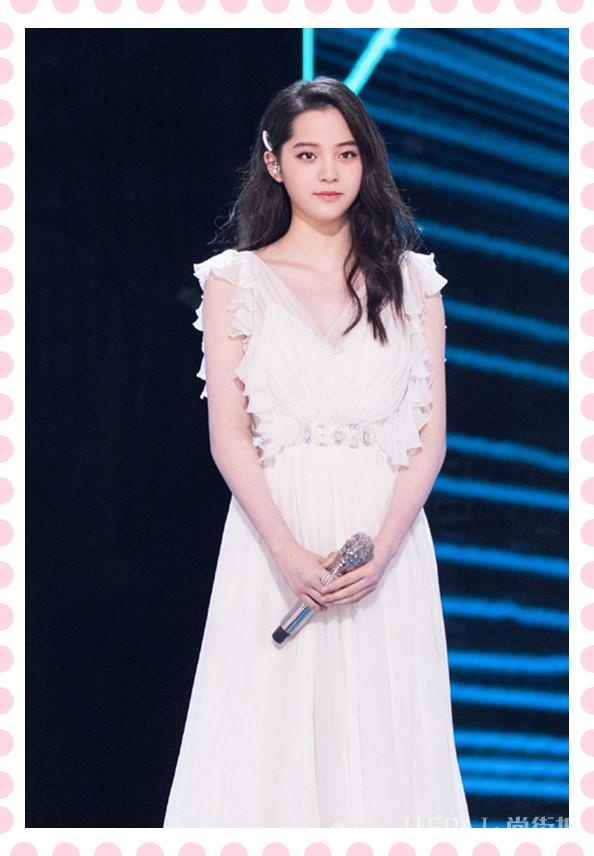 欧阳娜娜卷发配V领裙大秀女人味，转身那刻太美了