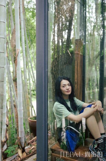 姚晨穿搭短裙短裤秀美腿,回到家乡的她让网友们羡慕!