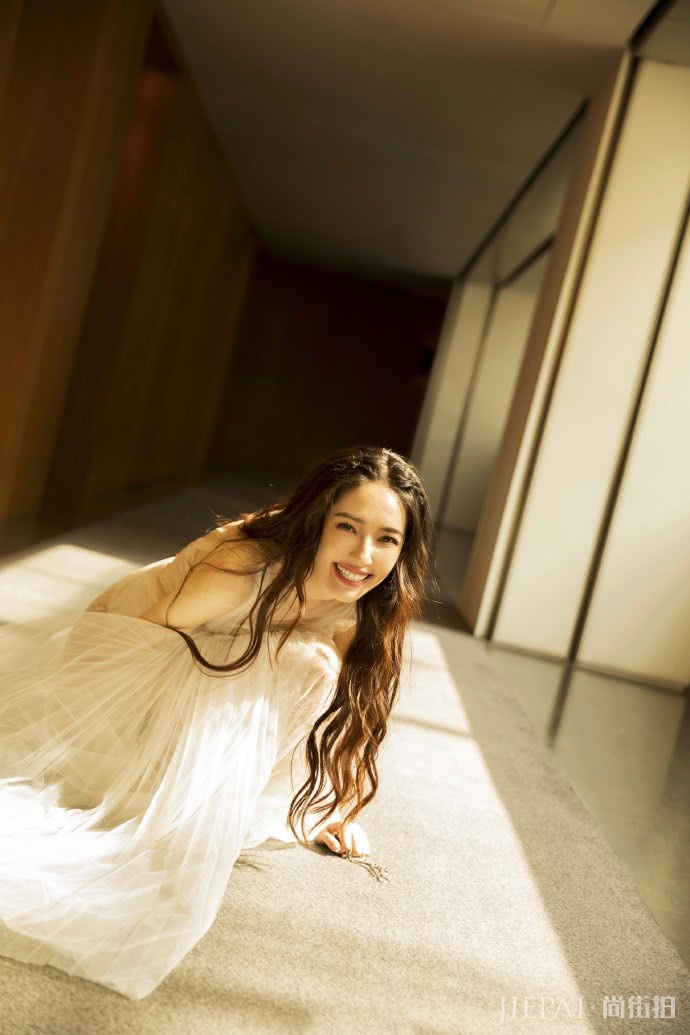 郭碧婷纯白纱裙写真气质如仙,被美晕了