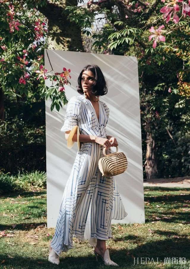 今年的流行包包居然这么怪异?鹅蛋、草筐还有塑料袋看着也让人心动