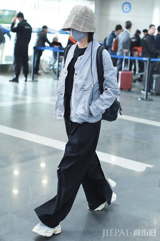 辛芷蕾这种打扮好看,至少她不扮嫩,小肚子凸显也不修饰一下!