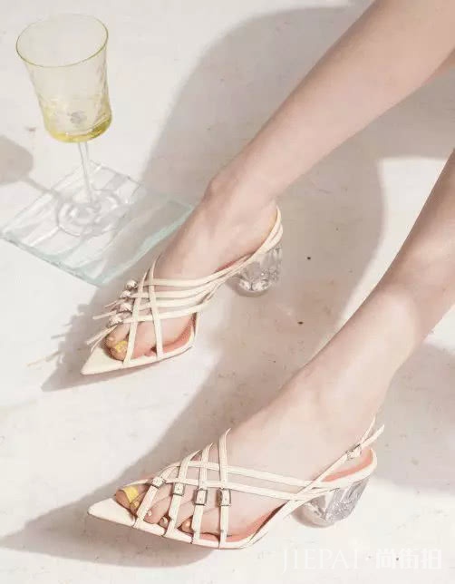 今年最火的细带凉鞋,怎么搭最好看都帮你们看好了