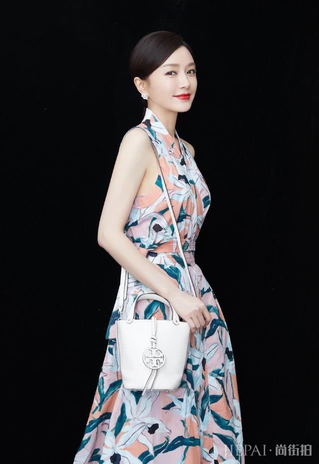 秦岚穿无袖印花连衣裙搭配水桶包,气质太好