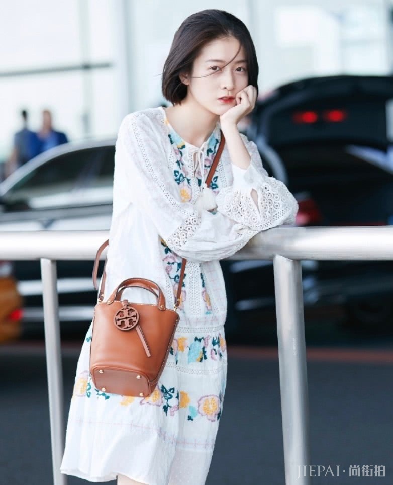 张雪迎剪短发后开了挂,穿丑丑鞋意外时尚