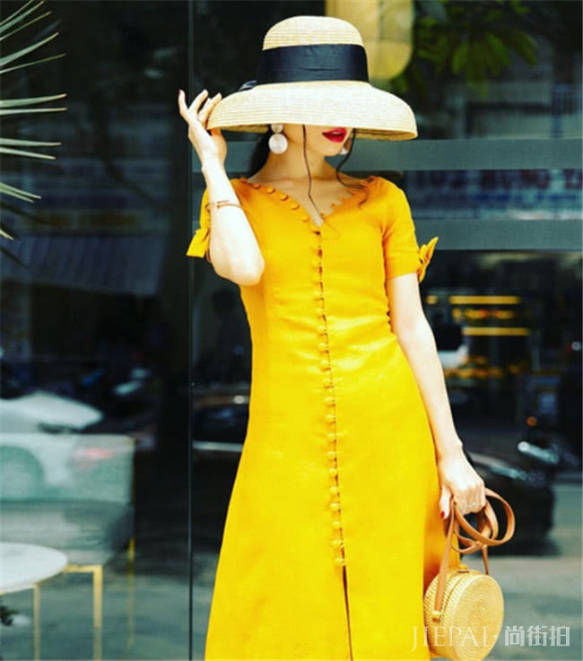 夏季穿裙子首选纽扣裙,男神也被你迷住