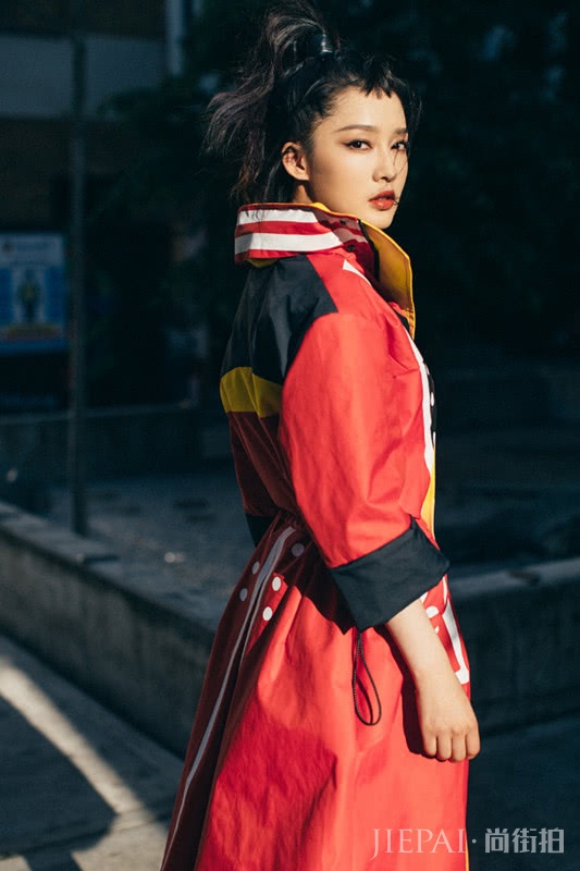 李沁现身伦敦男装周,一件撞色风衣和一个高扎马尾发型打扮得帅帅的