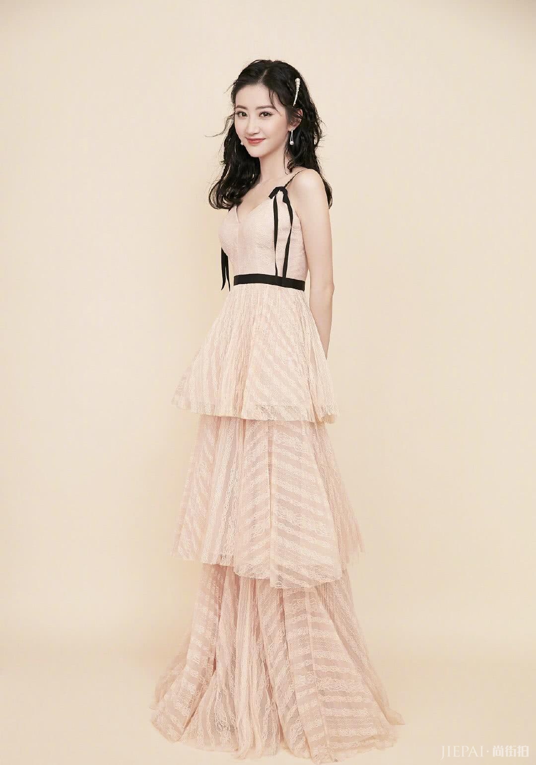 景甜与张继科分手,恋情丝毫没有影响仪态,颜值依旧身材更佳