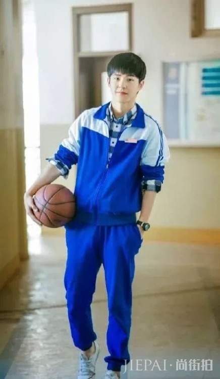 快30岁谭松韵靠丑哭的校服圈粉?百年前校服时尚又有民族特色