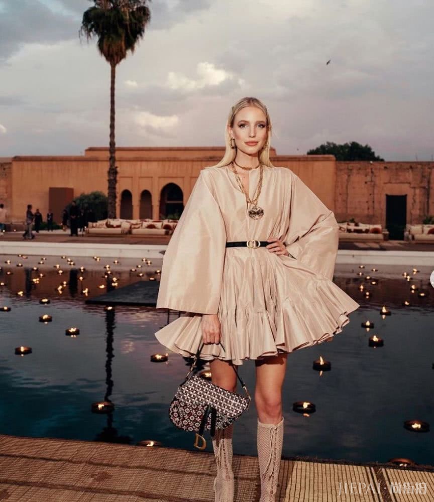 天气这么热,上街只缺一个腋下包了