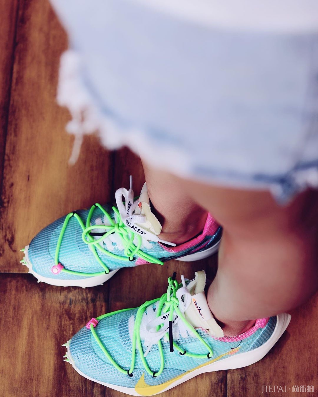 OFF-WHITE x NIKE Vapor Street最新上脚照片一览，鞋王定了？