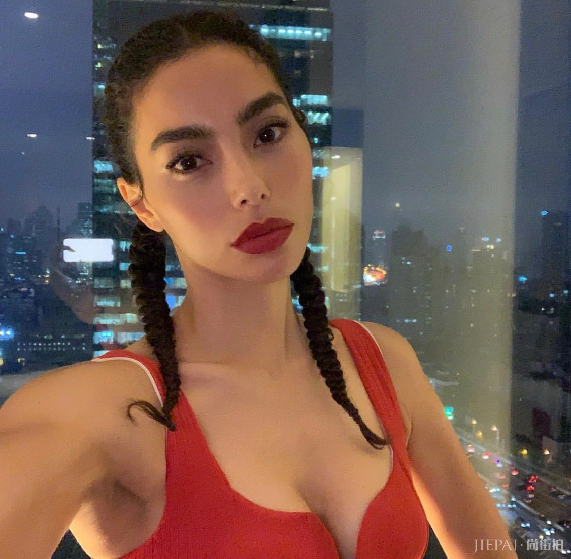 女神Adrianne Ho性感日常穿搭大放送!哪套Look你最爱?