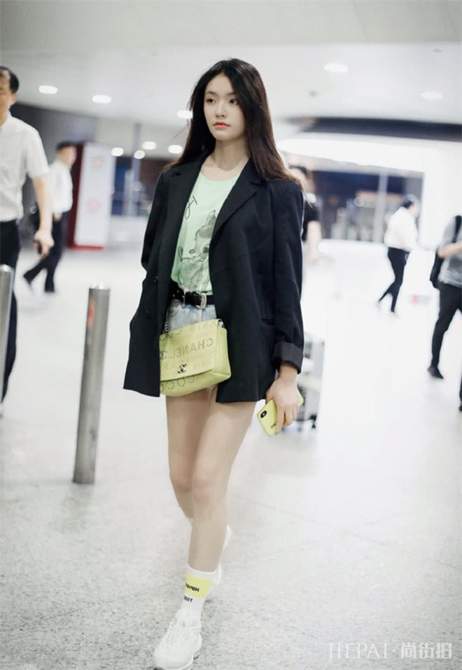 夏天穿白色很受欢迎，运动鞋清新又帅气