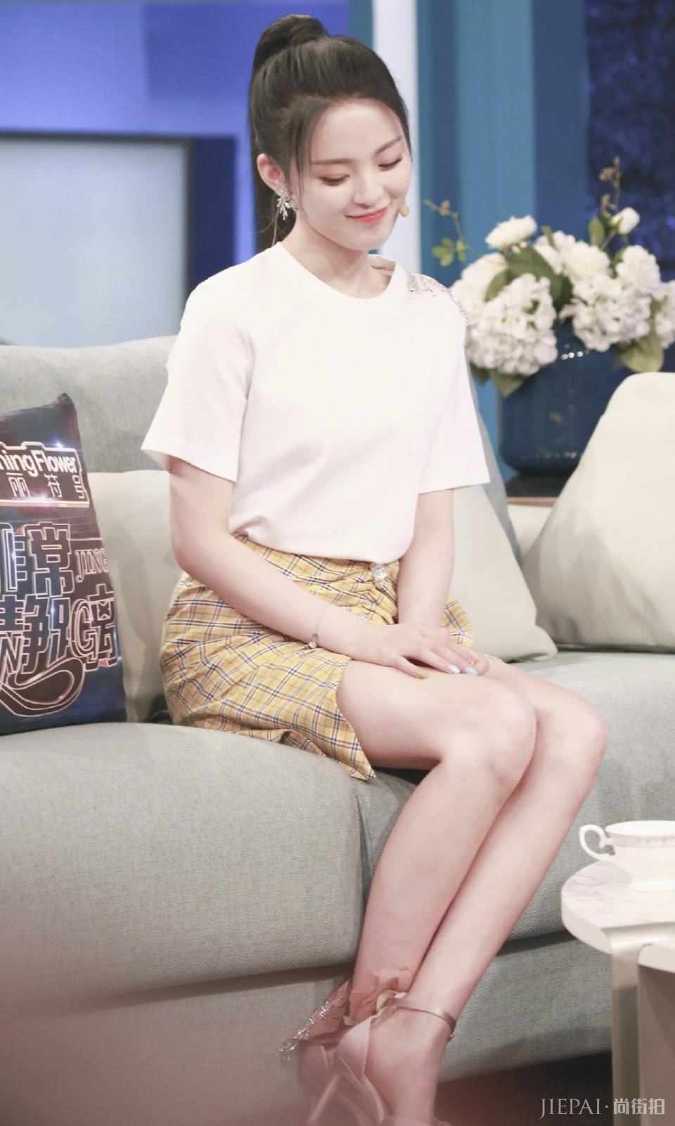 杨超越现身《创造营》,粉色连衣裙配厚底鞋,长发披肩美出新高度