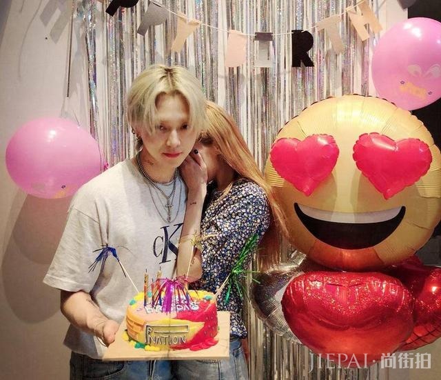 金泫雅晒庆生照开心得像孩子,与金晓钟上演花式比心被调侃像父女