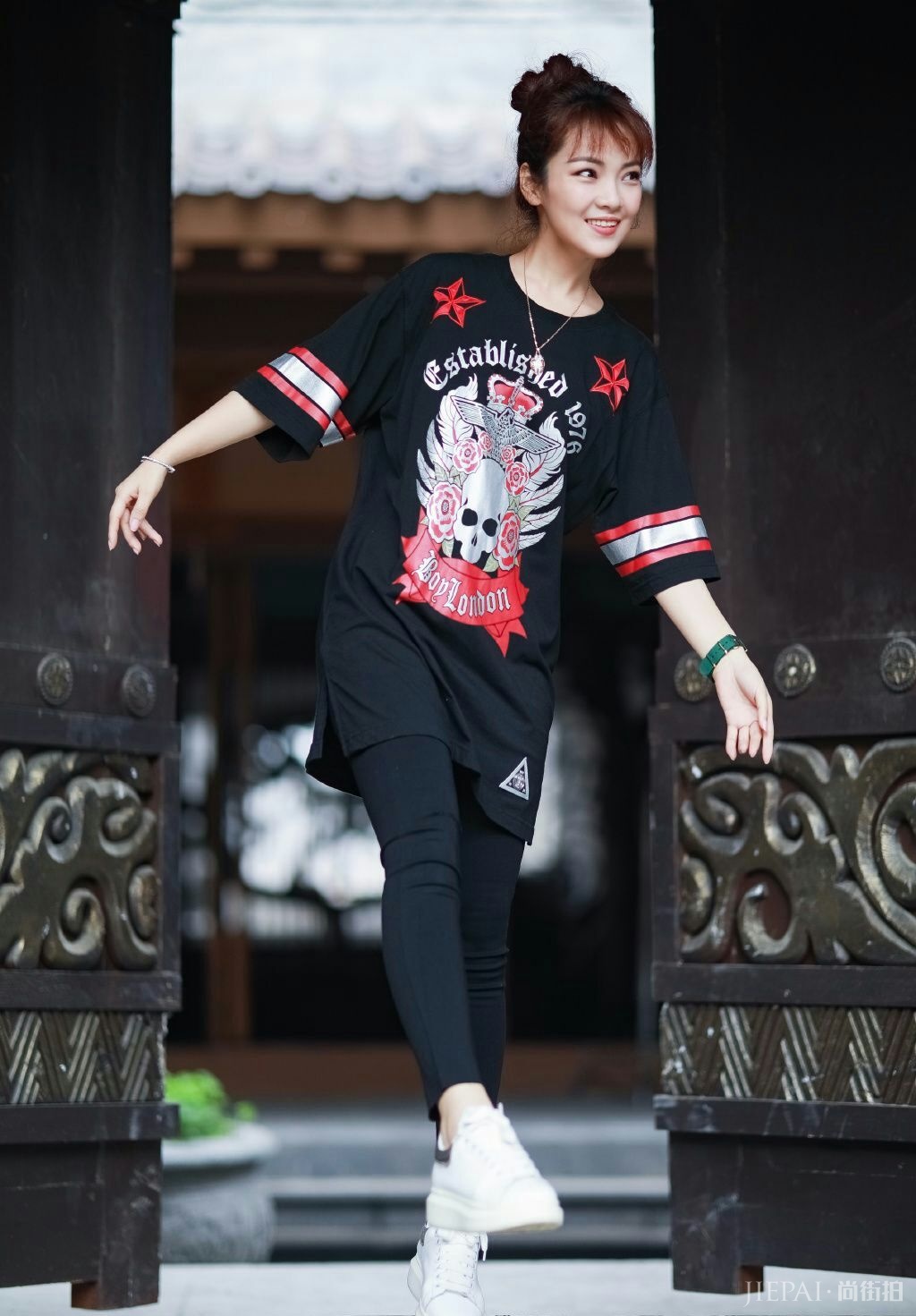 斯琴高丽晒旗袍照,身材凹凸妙曼,古典美气息浓厚?