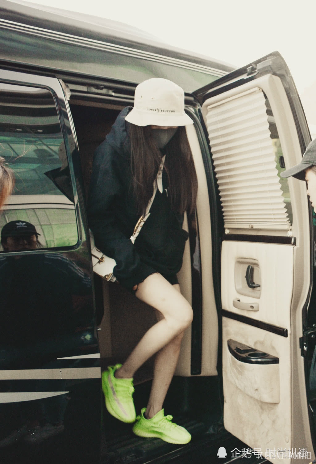 杨幂混搭文艺太好看！美腿+短裤让人尖叫