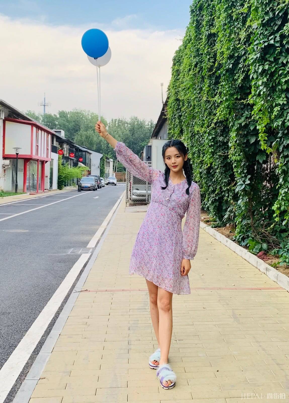 杨超越现身《创造营》,粉色连衣裙配厚底鞋,长发披肩美出新高度