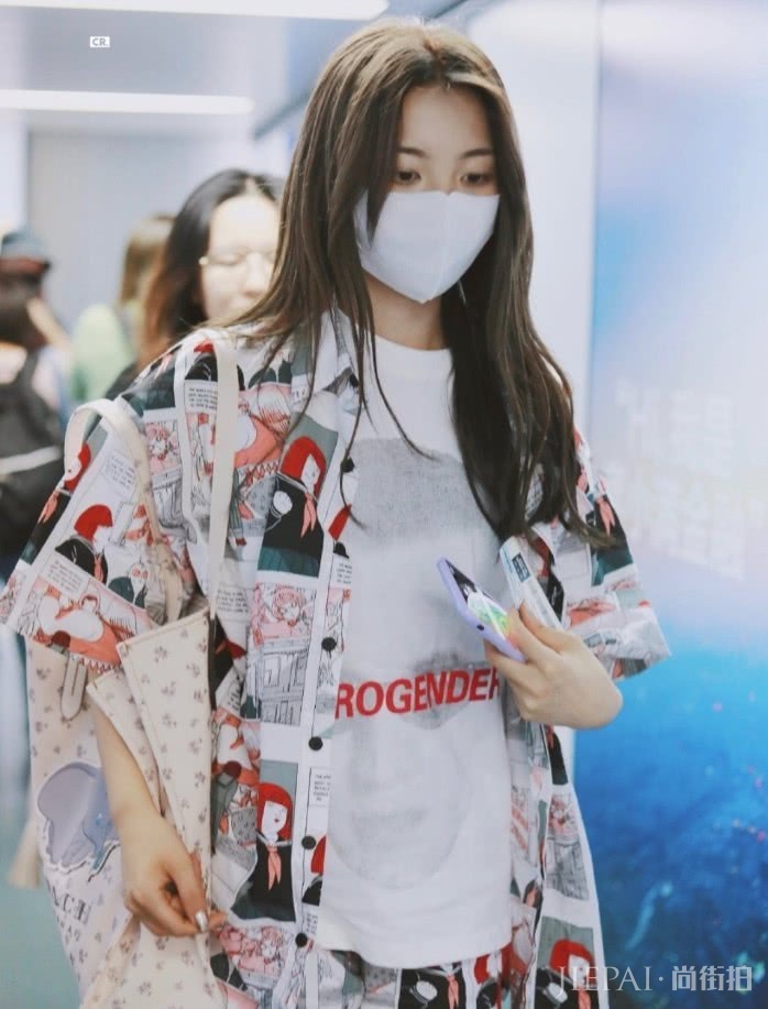 杨超越踩“3寸银莲鞋”拍写真，显腿细还有气场