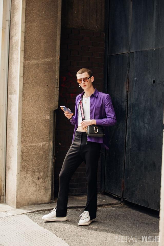 2020男装周场外街拍:女生穿男装,男人穿女装将是常态