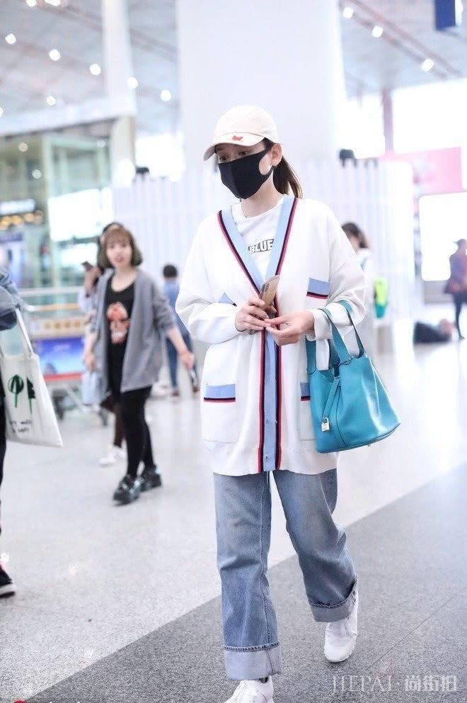 夏季T恤搭配牛仔裤显高又显瘦，明星们超爱穿