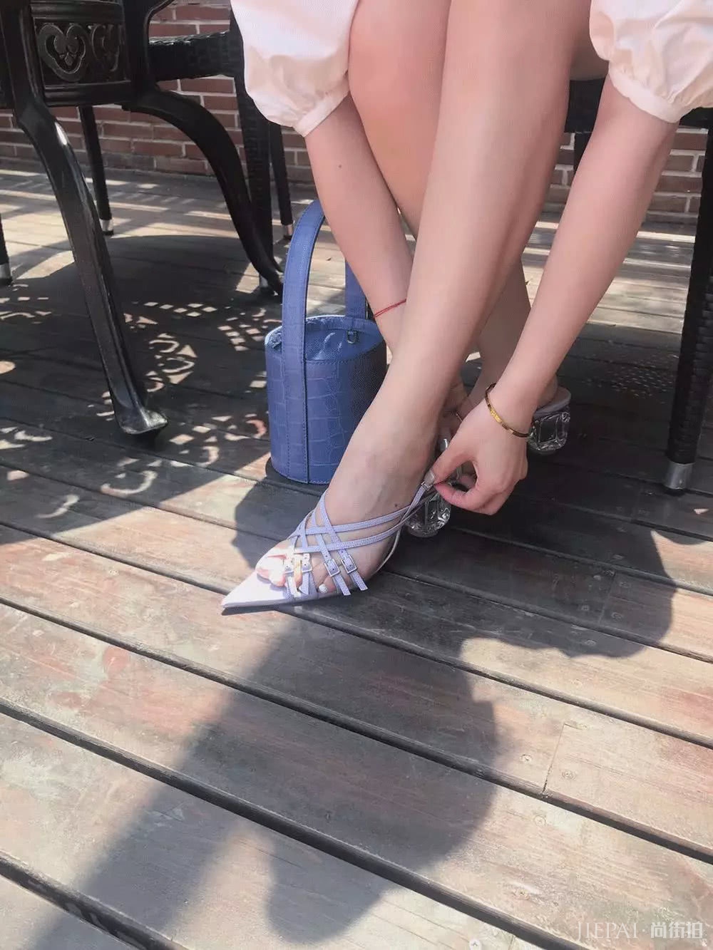 今年最火的细带凉鞋,怎么搭最好看都帮你们看好了